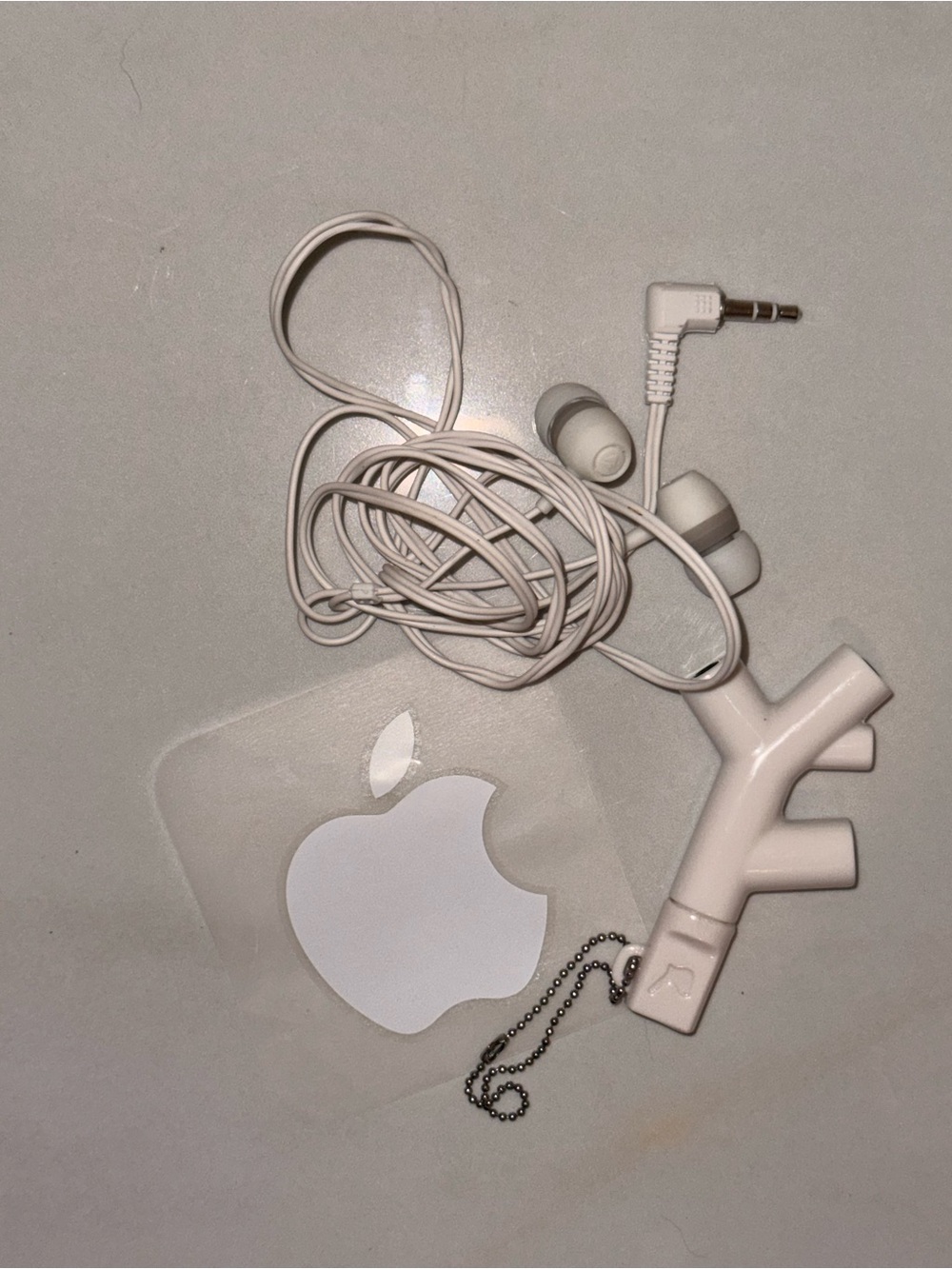 Kikkerland White music branch 3-way headphone splitter for mulitiple headphones
